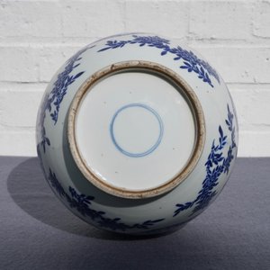 A Chinese blue and white bottle vase with dancers on a floral ground, 19th C. — photo 11