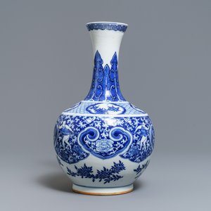 A Chinese blue and white bottle vase with dancers on a floral ground, 19th C. — photo 2