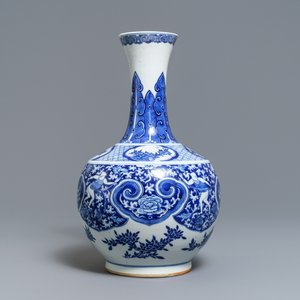 A Chinese blue and white bottle vase with dancers on a floral ground, 19th C. — photo 3