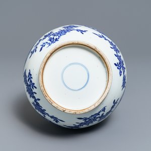 A Chinese blue and white bottle vase with dancers on a floral ground, 19th C. — photo 5