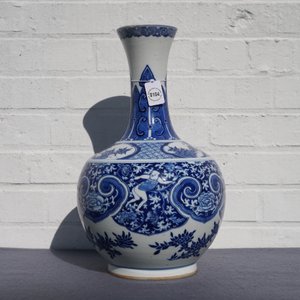 A Chinese blue and white bottle vase with dancers on a floral ground, 19th C. — photo 7