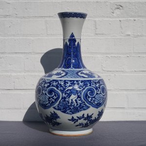 A Chinese blue and white bottle vase with dancers on a floral ground, 19th C. — photo 9