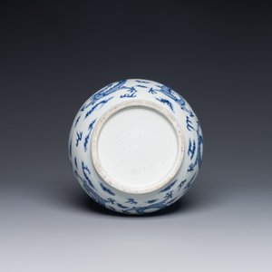 A Chinese blue and white bottle vase with dragons among flames and clouds, 19th C. — photo 3