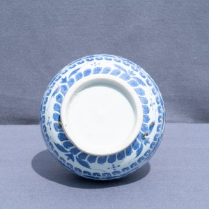 A Chinese blue and white bottle vase with figural medallions, Transitional period — photo 11