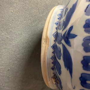 A Chinese blue and white bottle vase with figural medallions, Transitional period — photo 17