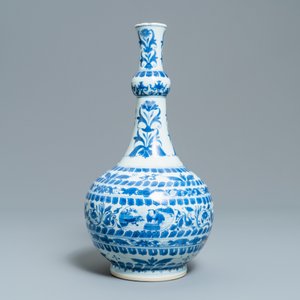 A Chinese blue and white bottle vase with figural medallions, Transitional period — photo 2