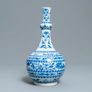 A Chinese blue and white bottle vase with figural medallions, Transitional period — photo 3