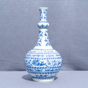 A Chinese blue and white bottle vase with figural medallions, Transitional period — photo 10