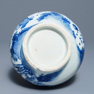 A Chinese blue and white bottle vase with figurative design around, Transitional period — photo 5