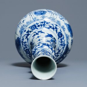 A Chinese blue and white bottle vase with figurative design around, Transitional period — photo 6