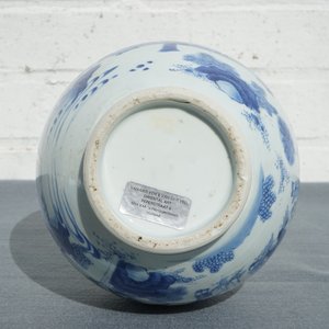 A Chinese blue and white bottle vase with figurative design around, Transitional period — photo 11