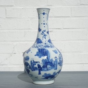 A Chinese blue and white bottle vase with figurative design around, Transitional period — photo 7