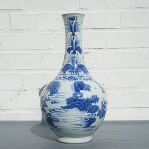 A Chinese blue and white bottle vase with figurative design around, Transitional period — photo 8