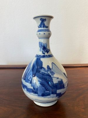 A Chinese blue and white bottle vase with figures in a landscape, Kangxi — 照片 1