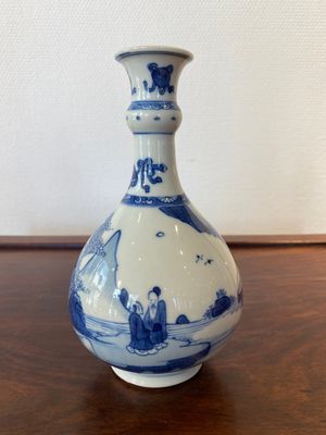 A Chinese blue and white bottle vase with figures in a landscape, Kangxi — 照片 2