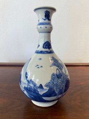 A Chinese blue and white bottle vase with figures in a landscape, Kangxi — 照片 3