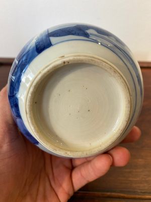 A Chinese blue and white bottle vase with figures in a landscape, Kangxi — 照片 5