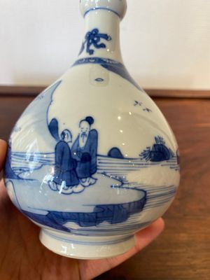 A Chinese blue and white bottle vase with figures in a landscape, Kangxi — 照片 7
