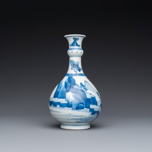 A Chinese blue and white bottle vase with figures in a landscape, Kangxi — 照片 3