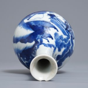 A Chinese blue and white bottle vase with figures in a landscape, Kangxi — 照片 6