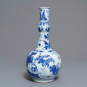 A Chinese blue and white bottle vase with figures in a landscape, Transitional period — photo 4