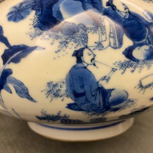 A Chinese blue and white bottle vase with figures in a landscape, Transitional period — 照片 11