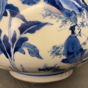 A Chinese blue and white bottle vase with figures in a landscape, Transitional period — 照片 12