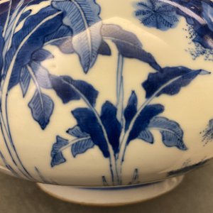 A Chinese blue and white bottle vase with figures in a landscape, Transitional period — 照片 13