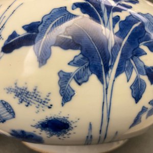 A Chinese blue and white bottle vase with figures in a landscape, Transitional period — 照片 14