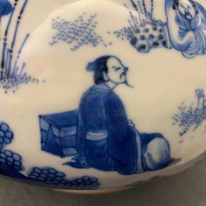 A Chinese blue and white bottle vase with figures in a landscape, Transitional period — 照片 18
