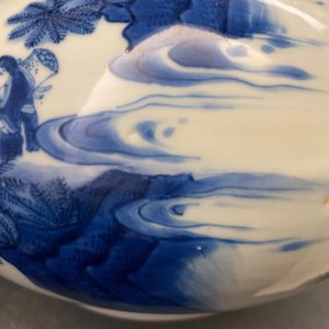 A Chinese blue and white bottle vase with figures in a landscape, Transitional period — 照片 23