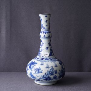 A Chinese blue and white bottle vase with figures in a landscape, Transitional period — 照片 25