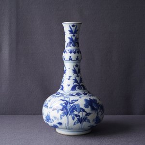 A Chinese blue and white bottle vase with figures in a landscape, Transitional period — 照片 26