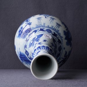 A Chinese blue and white bottle vase with figures in a landscape, Transitional period — 照片 30