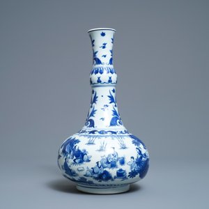 A Chinese blue and white bottle vase with figures in a landscape, Transitional period — 照片 3