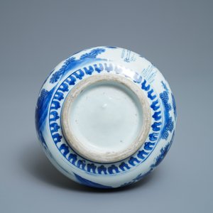 A Chinese blue and white bottle vase with figures in a landscape, Transitional period — 照片 6
