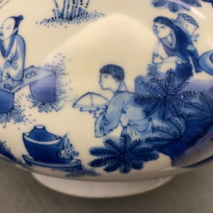 A Chinese blue and white bottle vase with figures in a landscape, Transitional period — 照片 8