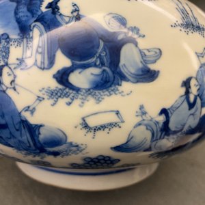 A Chinese blue and white bottle vase with figures in a landscape, Transitional period — 照片 10