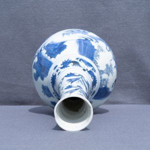 A Chinese blue and white bottle vase with figures in a landscape, Transitional period — photo 18
