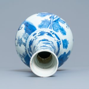 A Chinese blue and white bottle vase with figures in a landscape, Transitional period — photo 7