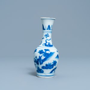 A Chinese blue and white bottle vase with figures in a landscape, Transitional period — 照片 3