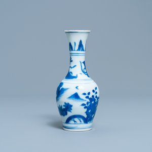 A Chinese blue and white bottle vase with figures in a landscape, Transitional period — 照片 4