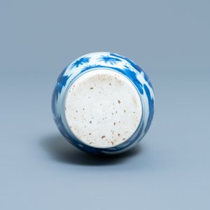 A Chinese blue and white bottle vase with figures in a landscape, Transitional period — 照片 6