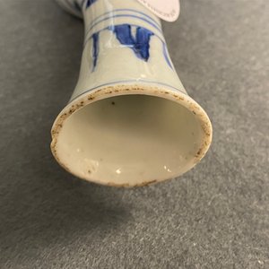 A Chinese blue and white bottle vase with figures in a landscape, Transitional period — 照片 8