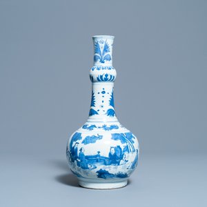 A Chinese blue and white bottle vase with figures in a landscape, Transitional period — 照片 1