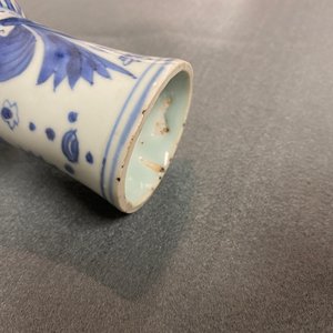A Chinese blue and white bottle vase with figures in a landscape, Transitional period — 照片 11