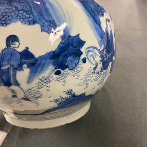 A Chinese blue and white bottle vase with figures in a landscape, Transitional period — 照片 13