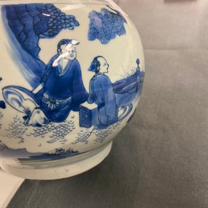 A Chinese blue and white bottle vase with figures in a landscape, Transitional period — 照片 14