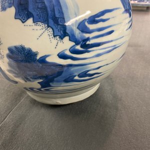 A Chinese blue and white bottle vase with figures in a landscape, Transitional period — 照片 17