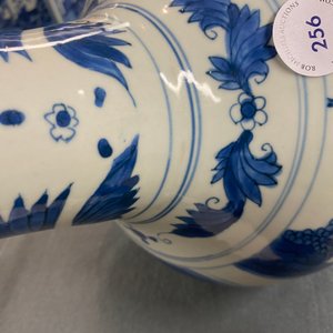 A Chinese blue and white bottle vase with figures in a landscape, Transitional period — 照片 19